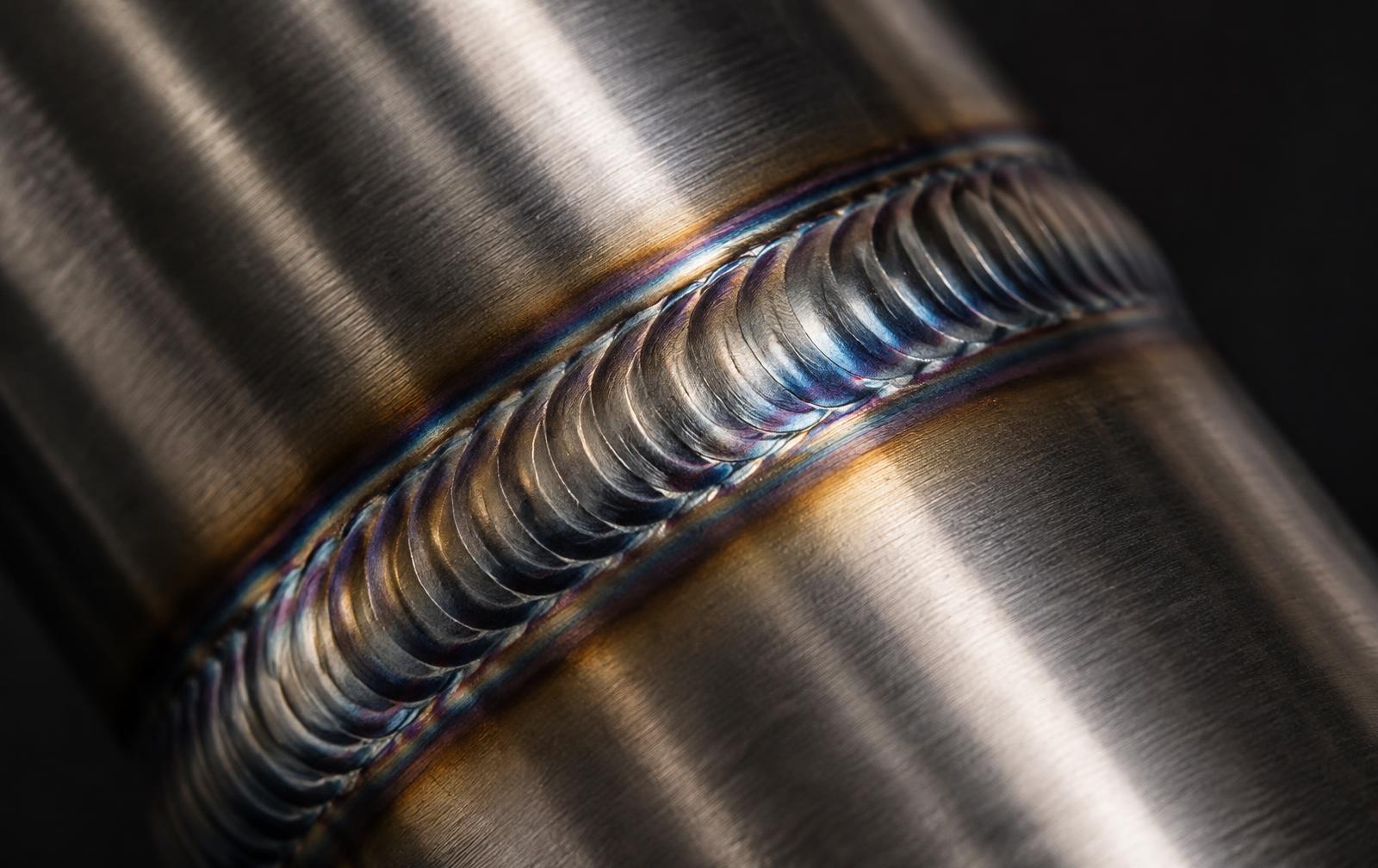 Macrodetail van een gelijkmatige TIG-lasnaad